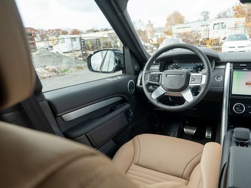 New 2026 Land Rover Discovery Limited Edition image 18