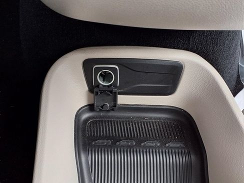 Used 2024 Chrysler Pacifica Touring-L FWD image 14