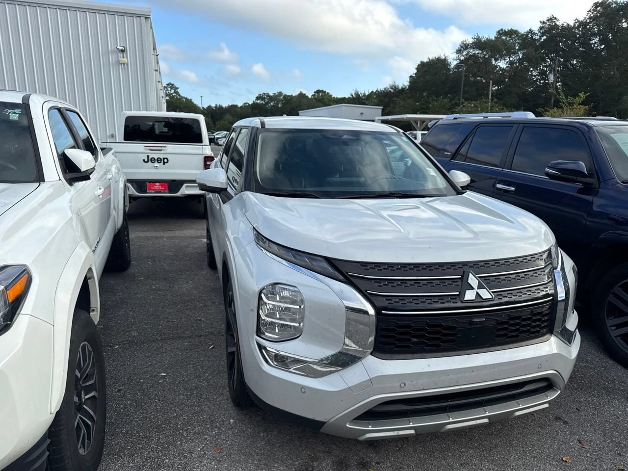 Used 2023 Mitsubishi Outlander SE FWD image 3
