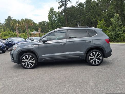 Used 2024 Volkswagen Taos SE w/ Panoramic Sunroof Package FWD image 7
