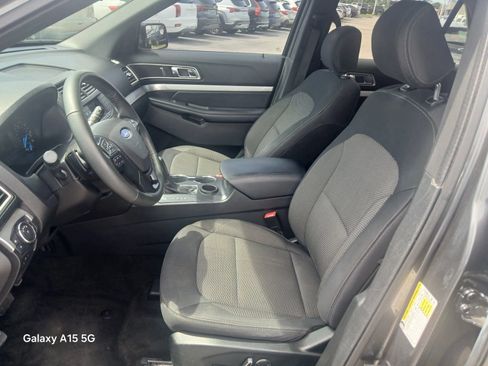 Used 2017 Ford Explorer XLT FWD image 9