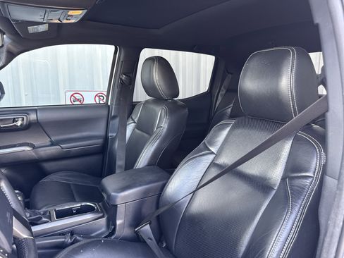 Used 2017 Toyota Tacoma TRD Sport w/ Premium & Technology Package image 13