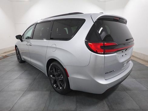 New 2026 Chrysler Pacifica Select w/ S Appearance Package FWD image 4