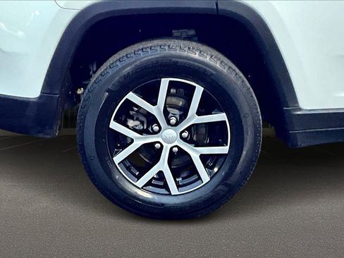 Used 2024 Jeep Grand Cherokee Limited image 36