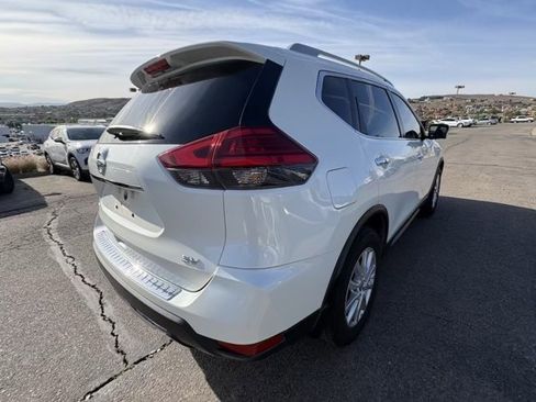 Used 2017 Nissan Rogue SV w/ SV Premium Package image 5