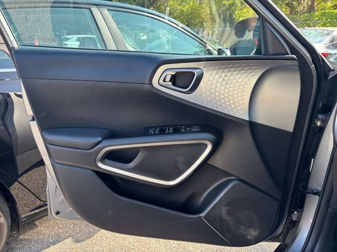 Used 2025 Kia Soul LX w/ LX Technology Package FWD image 15