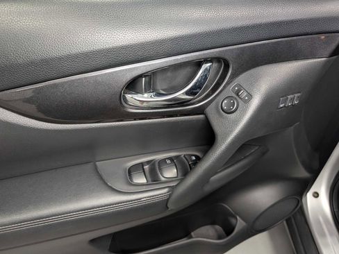 Used 2018 Nissan Rogue SV w/ Premium Package image 38