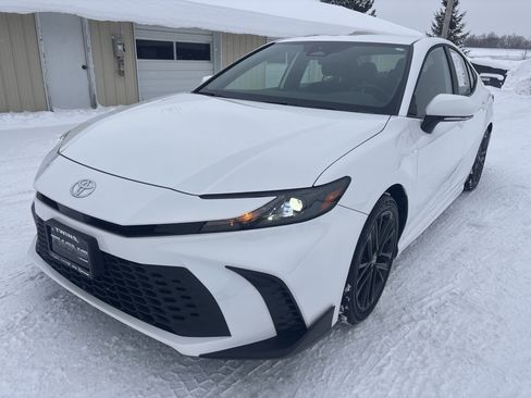 Used 2025 Toyota Camry SE image 8
