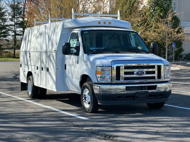 New 2024 Ford E-450 and Econoline 450 Super Duty w/ Power Windows & Locks Group RWD image 3