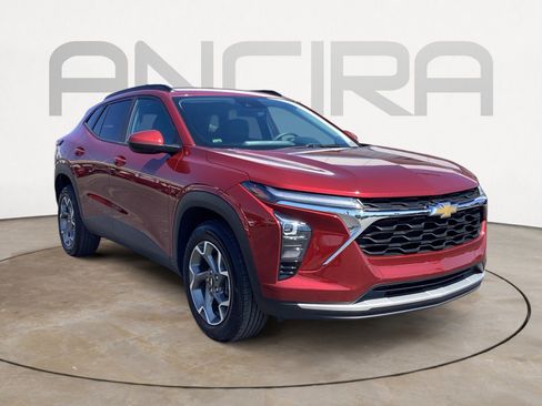 Used 2025 Chevrolet Trax LT FWD image 5