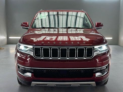 Used 2022 Jeep Wagoneer Series III w/ Premium Group I AWD/4WD image 2