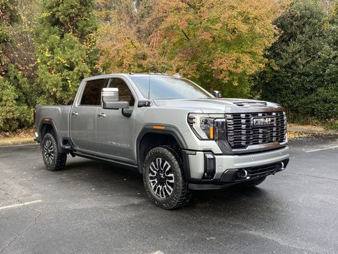 Used 2024 GMC Sierra 2500 Denali Ultimate image 2