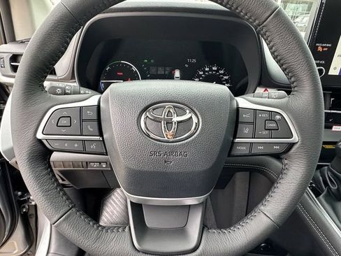 New 2026 Toyota Sienna XLE FWD image 12