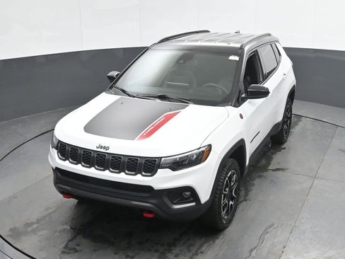 Used 2025 Jeep Compass Trailhawk AWD/4WD image 33