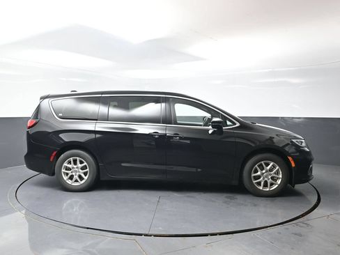 Used 2025 Chrysler Pacifica Select FWD image 3