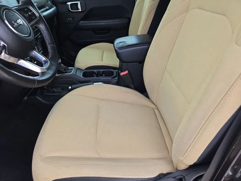 Used 2018 Jeep Wrangler Unlimited Sahara AWD/4WD image 14