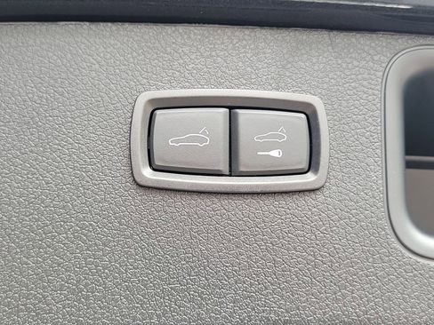 Certified 2025 Porsche Macan AWD/4WD image 18