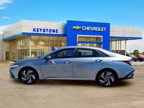 Used 2025 Hyundai Elantra SEL FWD image 4