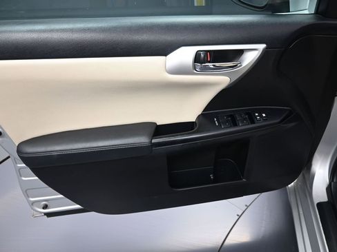 Used 2013 Lexus CT 200h w/ Premium Pkg w/Navigation FWD image 10