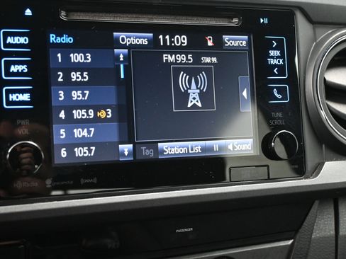 Used 2017 Toyota Tacoma TRD Sport image 12