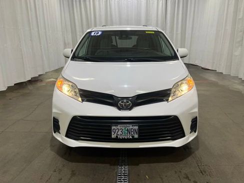 Used 2019 Toyota Sienna L FWD image 9