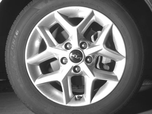 Used 2025 Kia Soul LX w/ LX Technology Package FWD image 13