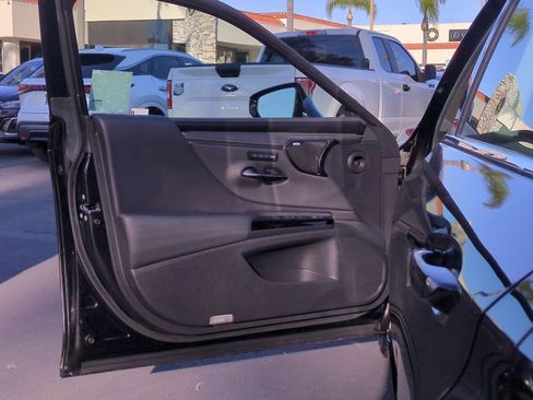 Used 2022 Lexus ES 300h Ultra Luxury image 14