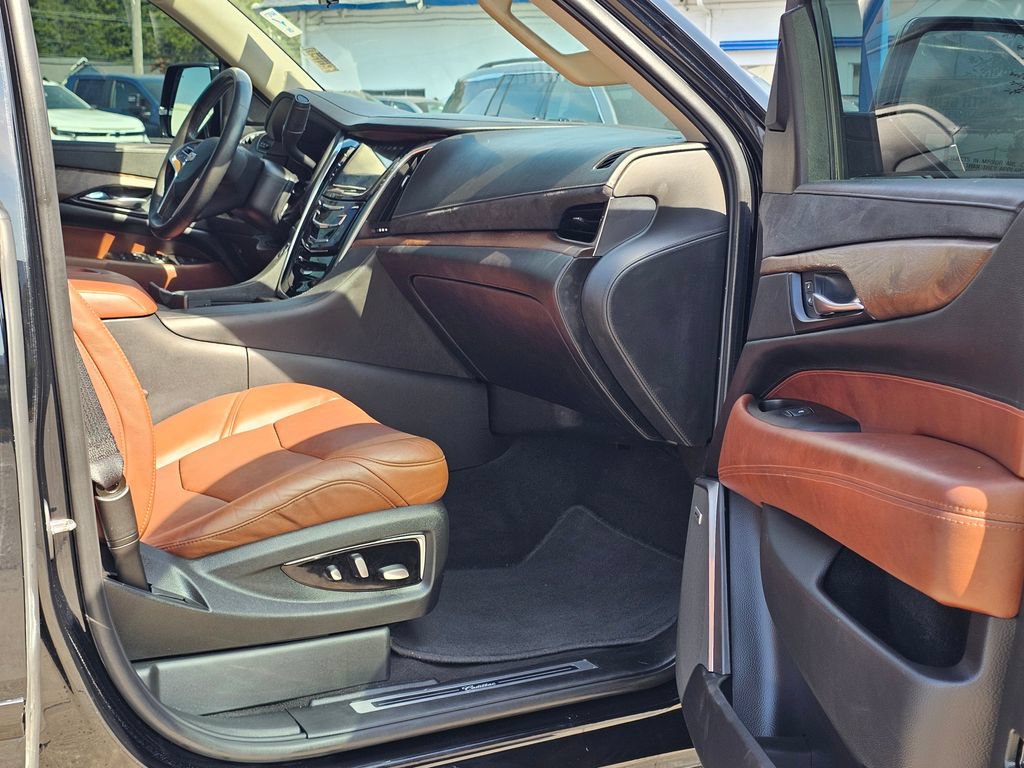Used 2020 Cadillac Escalade Premium Luxury w/ Escalade Sport Edition AWD/4WD image 14