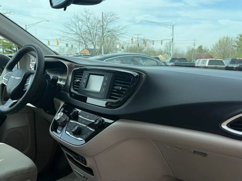 Used 2017 Chrysler Pacifica LX image 13