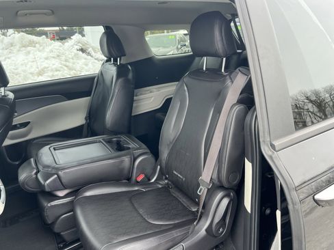 Used 2022 Kia Carnival LX image 23