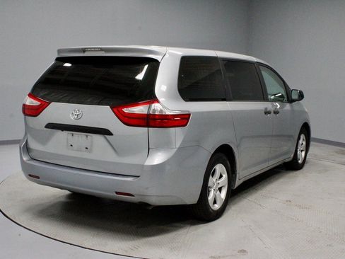 Used 2015 Toyota Sienna L image 9