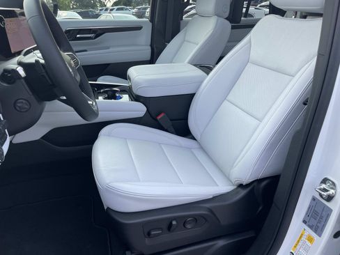 Used 2025 Chevrolet Tahoe Premier AWD/4WD image 28