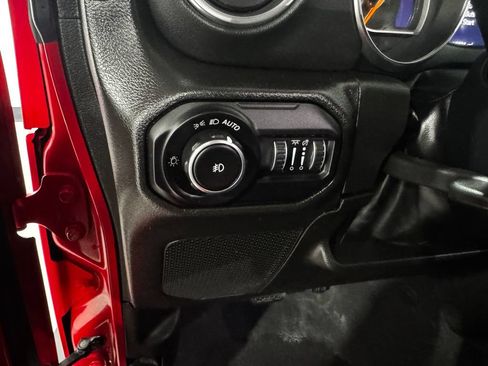Used 2022 Jeep Wrangler Unlimited Sahara w/ Dual Top Group AWD/4WD image 35