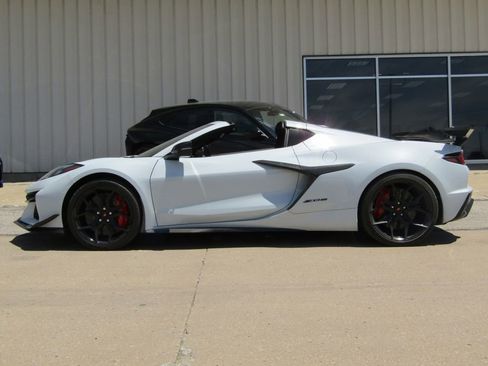 Used 2023 Chevrolet Corvette Z06 w/ Z07 Performance Package RWD image 6
