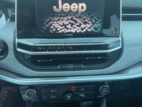 Used 2025 Jeep Compass Latitude AWD/4WD image 11