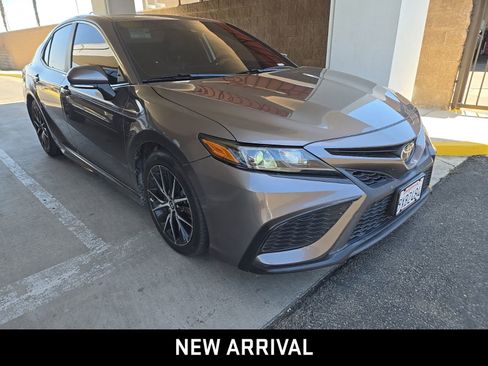Used 2022 Toyota Camry SE w/ Carpet Mat Package (TMS) FWD image 2