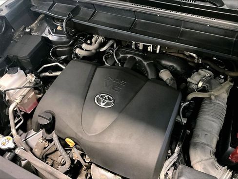 Used 2021 Toyota Highlander XLE AWD/4WD image 34