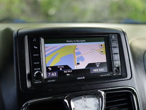 Used 2014 Chrysler Town & Country Touring-L FWD image 29