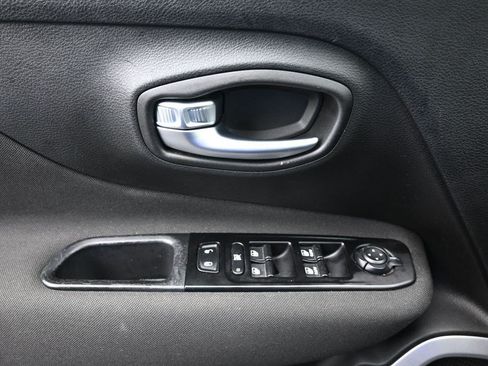 Used 2021 Jeep Renegade Latitude w/ Luxury Group I AWD/4WD image 14