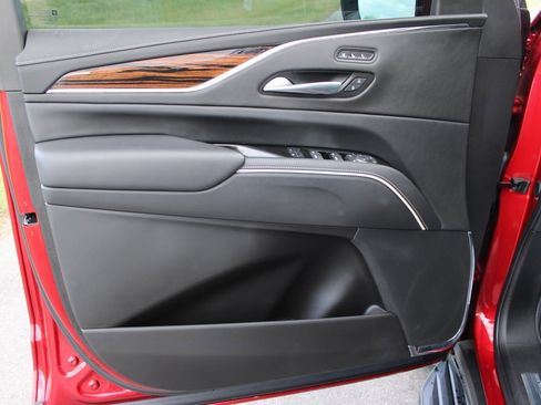 Used 2023 Cadillac Escalade Premium Luxury w/ Performance Package image 10