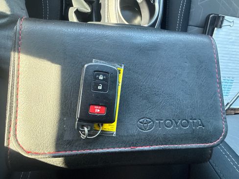 Used 2022 Toyota Tacoma TRD Off-Road w/ Technology Package AWD/4WD image 24