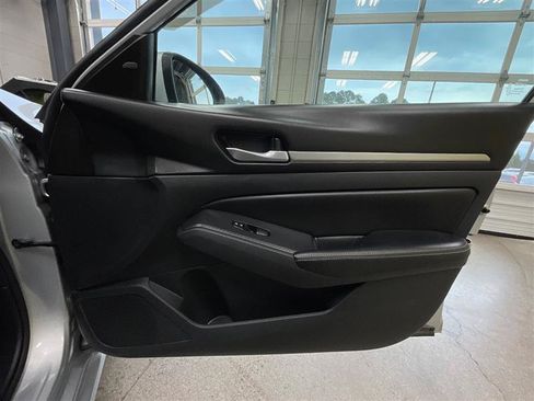 Used 2022 Nissan Altima 2.5 SV FWD image 24