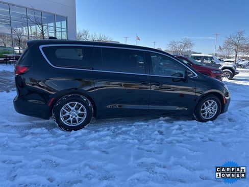 Used 2025 Chrysler Pacifica Select image 36