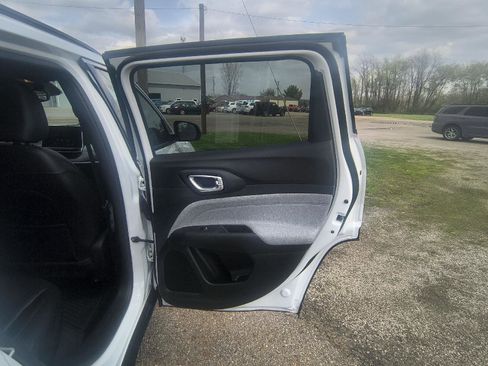 Used 2025 Jeep Compass Latitude image 30