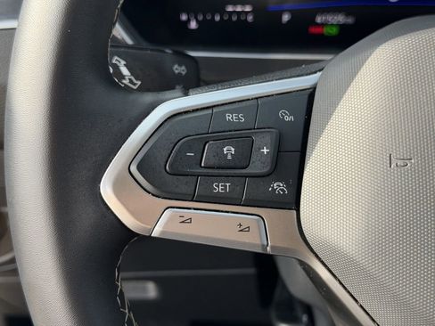 Used 2024 Volkswagen Tiguan SE AWD/4WD image 24
