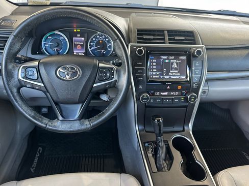 Used 2017 Toyota Camry XLE w/ Moonroof Package FWD image 18