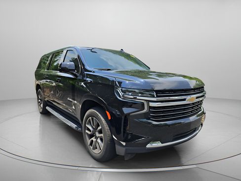 Used 2023 Chevrolet Suburban LT w/ LT Signature Plus Package AWD/4WD image 2