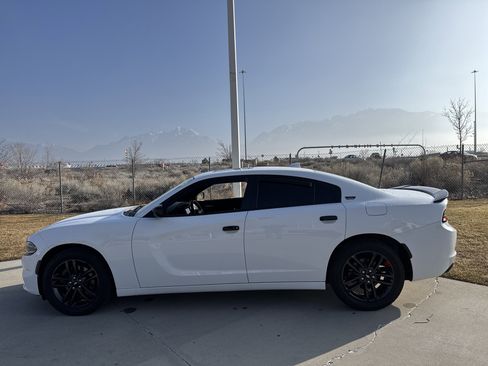 Used 2019 Dodge Charger SXT w/ Plus Group image 2