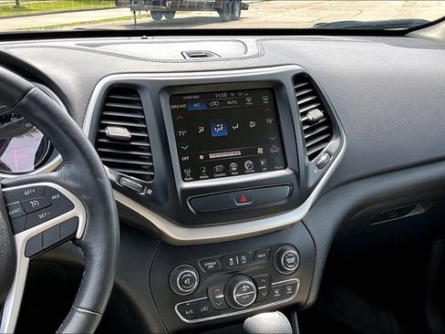 Used 2016 Jeep Cherokee Latitude w/ Comfort/Convenience Group AWD/4WD image 6