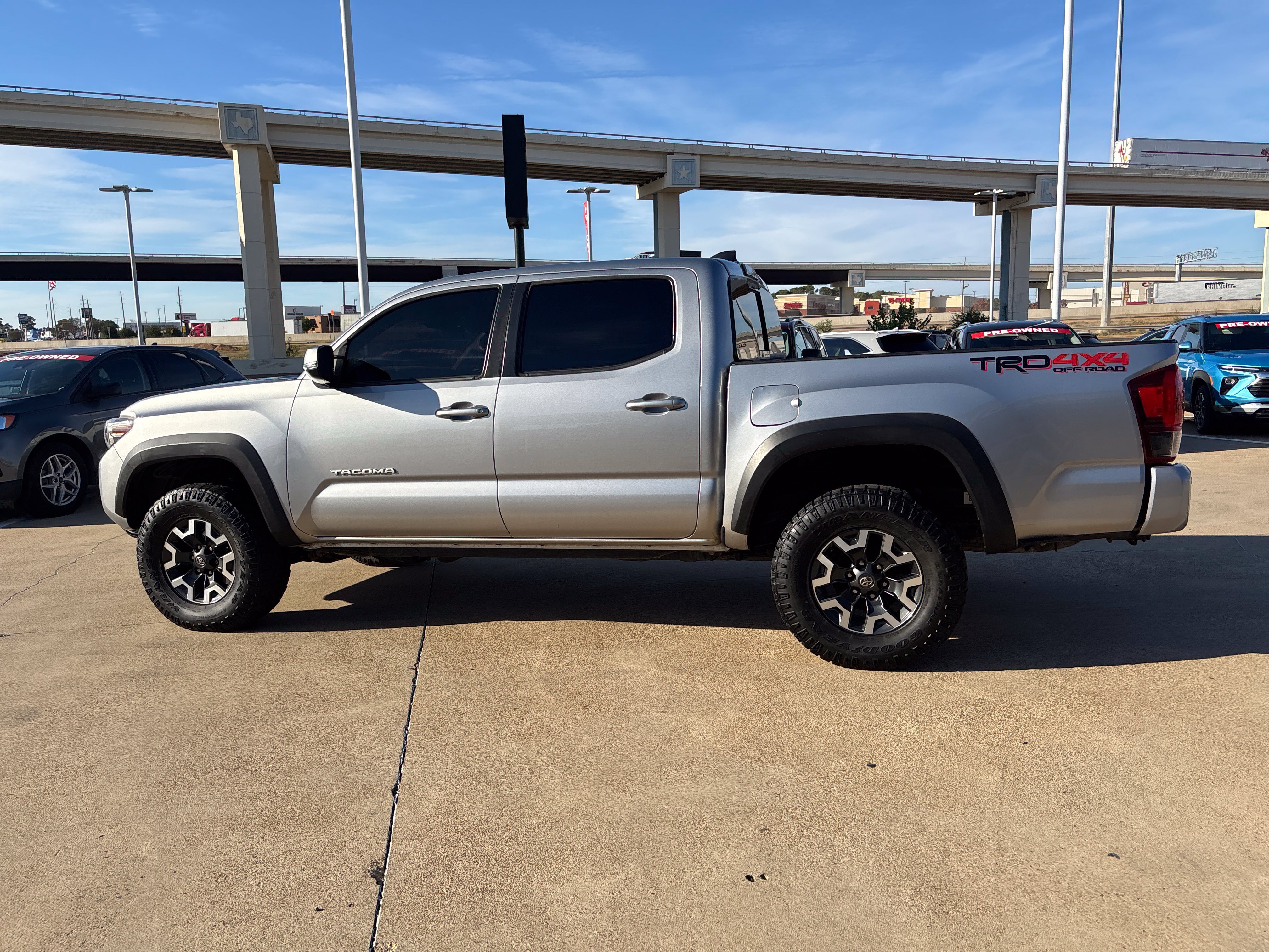 Used 2019 Toyota Tacoma TRD Off-Road w/ Technology Package AWD/4WD image 5